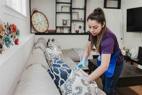 Adrianne's Housekeeping (@adrianneshousekeeping) .